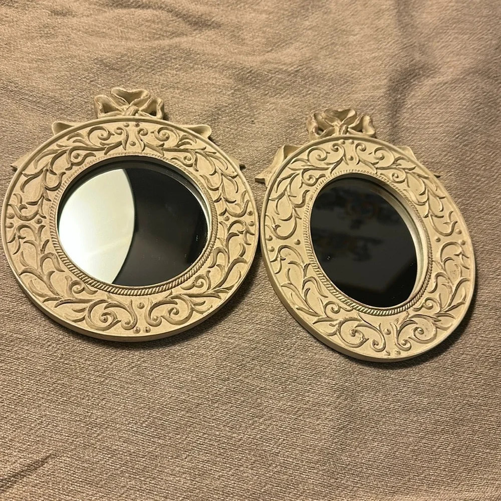2 small mirrors 🪞